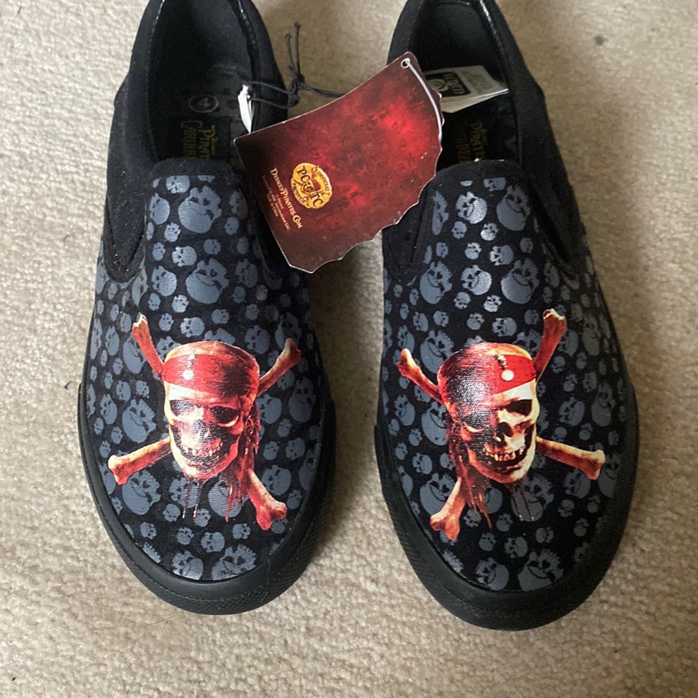 NWT Pirates of the Caribbean Black/Gray Slip on Sneakers